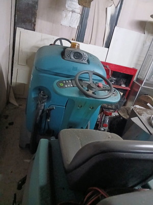 Professional floor cleaning machines like new, 2 models
