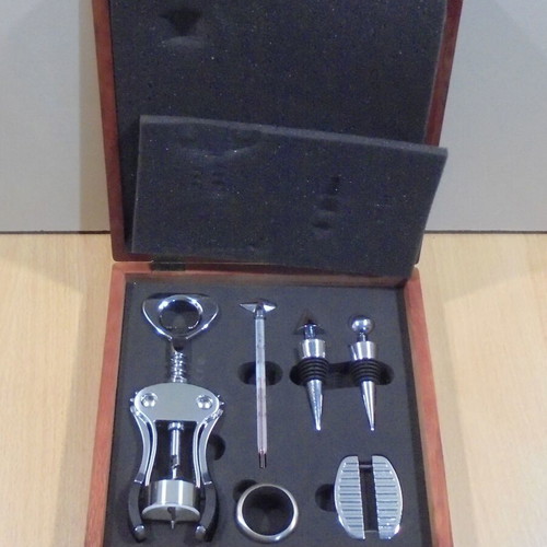 Wine accessory tool set in wooden protective case like new