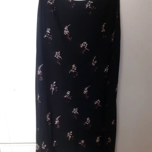 Midi skirt like new, black floral elastic fabric