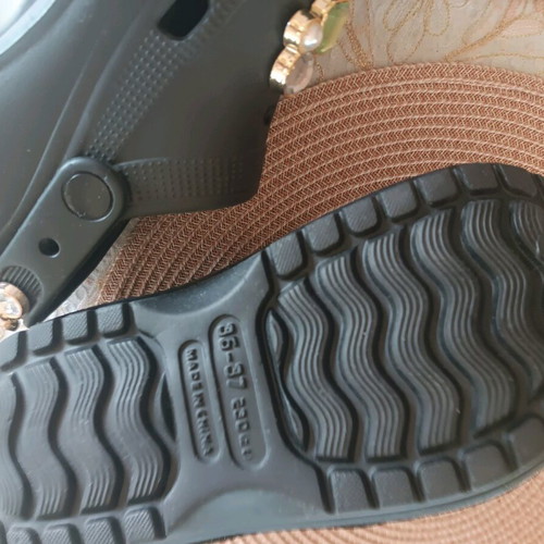 Black clogs like new with charms and gold chain size 36–37