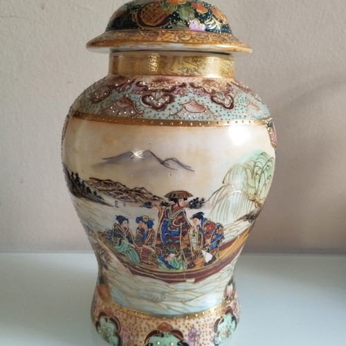 Satsuma style porcelain vase with lid, like new, 24cm