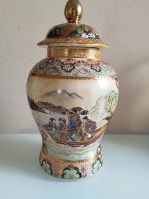 Satsuma style porcelain vase with lid, like new, 24cm