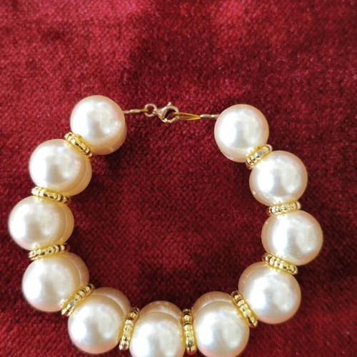Bracelet with large faux pearls in two rows used