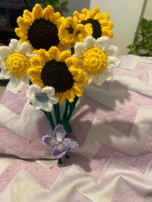Crocheted sunflower bouquet 7 pieces new