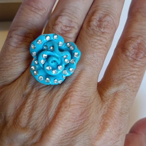 Ring made of metal used, blue