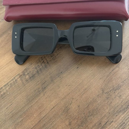 Gucci Sunglasses like new, black, original with box and accessories