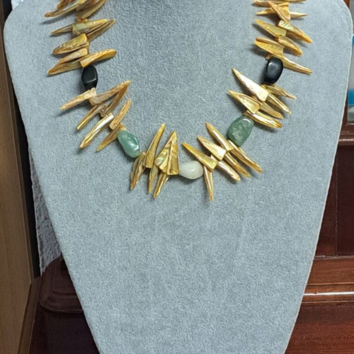 Short necklace with shell chips and natural stones