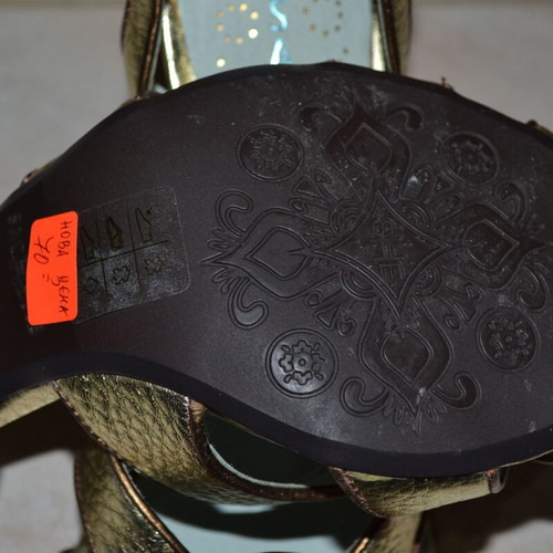 Leather sandals gold like new