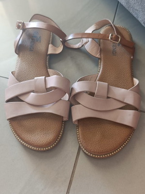 Beige summer sandals with cross straps, size 39