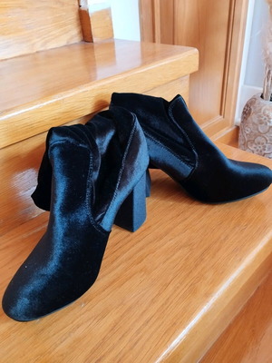 Black velvet high-heeled ankle boots like new