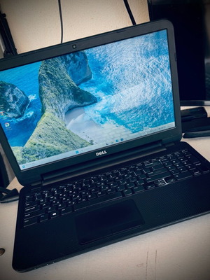 Dell Inspiron 15 (3537) σαν καινούργιο με Intel i7, 8GB RAM, SSD, Windows 11