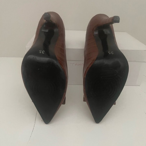 Brown pumps like new with unique design and 10cm heel