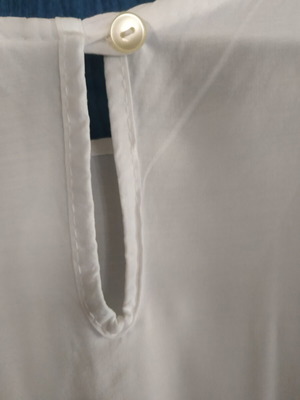 Women's blouse like new with lace sleeves and back button opening, size M