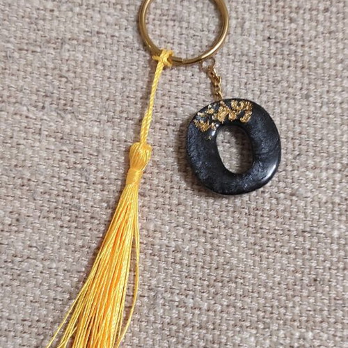 Handmade keychain with resin letter O and gold leaf tassel