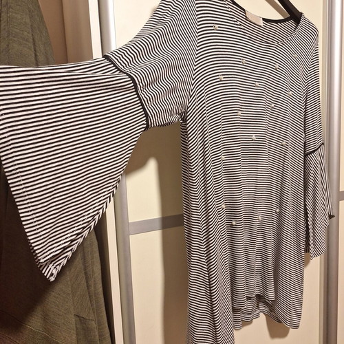 Derpouli women's striped black and white blouse with pearls like new