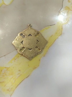 Women's pendant, unknown material