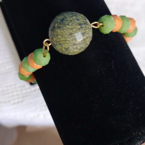 Bracelet handmade with beads and stone, like new, adjustable