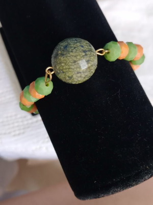 Bracelet handmade with beads and stone, like new, adjustable