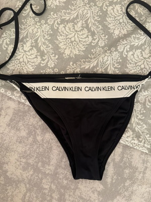 Calvin Klein κάτω μέρος γυναικείου μαγιό σαν καινούργιο, μαύρο με λευκό band και logo
