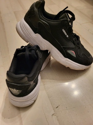 Αθλητικά παπούτσια Adidas νούμερο 41.5 σαν καινούργια, μαύρα