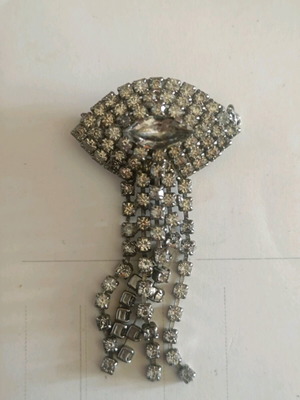 Vintage eye pin with strass and dangling elements like new, silver