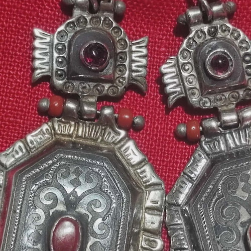 Silver traditional earrings like new with ruby granules