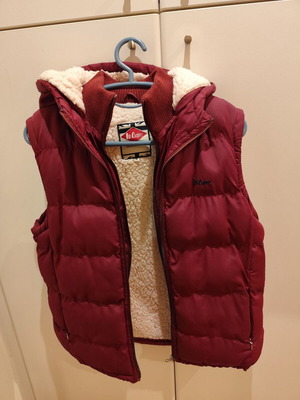 Lee Cooper sleeveless jacket like new with fur and double zipper