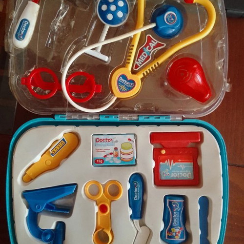 Doctor kit suitcase with 14 pieces, in good condition