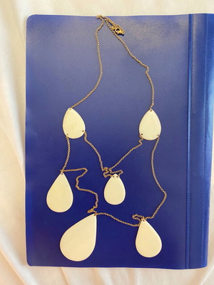Long necklace Anna Mazaraki like new with white tear-shaped pendants