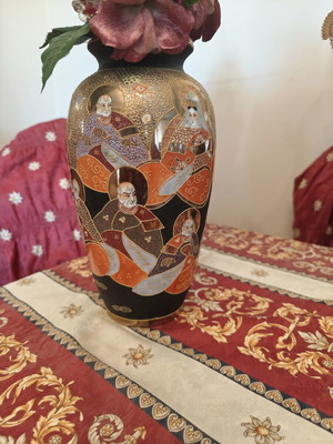 Handpainted Traditional Chinese Vase new, classic oriental style