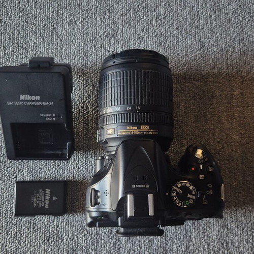 Nikon D5200 18-105 VR camera kit with tripod