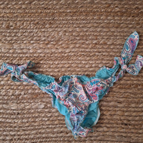 H&M Women's Bikini top with removable padding like new, black and multicolor