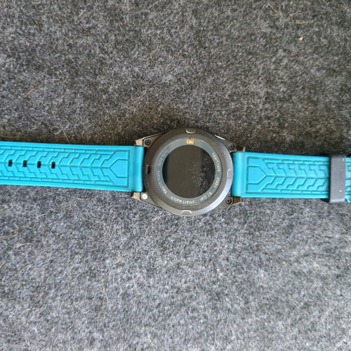 Round smartwatch used with Bluetooth calls and notifications black/blue