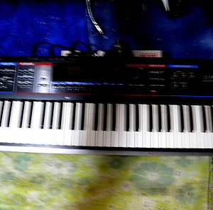 roland juno di synthesiser