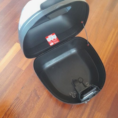 Givi 30LT motorcycle top case like new with base