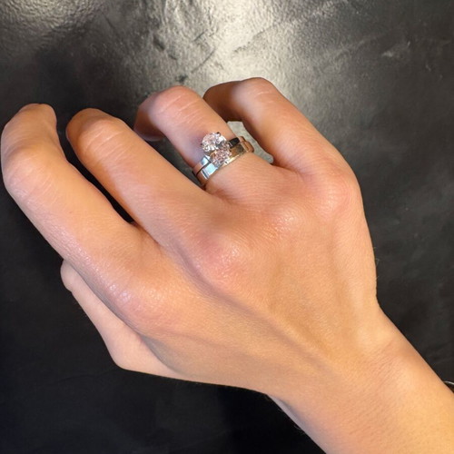 Oval solitaire ring white zircon 14K white gold like new
