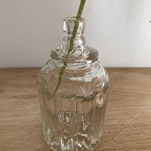 Small retro single-flower vase in clear glass like new