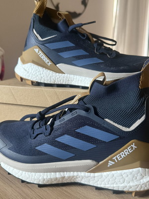 Adidas Terrex маратонки за бягане и туризъм нови, EU 42⅔, тъмносиньо и бежово