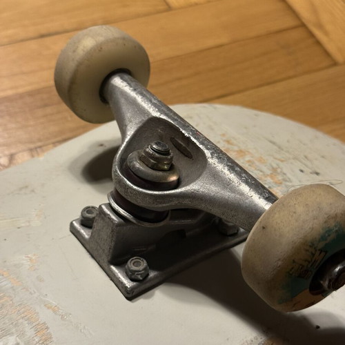 Skateboard Globe used with Venture trucks, 7.75 deck