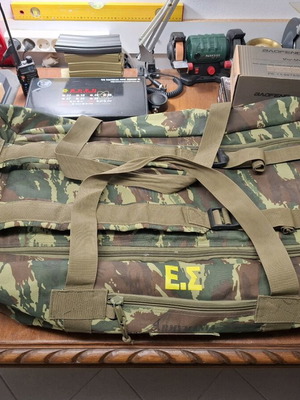 Στρατιωτικός εξοπλισμός μεταχειρισμένος με σακίδιο, γεμιστήρες, ζώνες και ασύρματο Baofeng