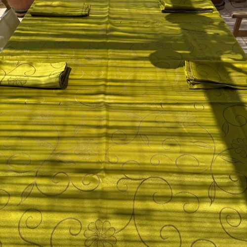 Tablecloth with 6 napkins like new, gold color with patterns
