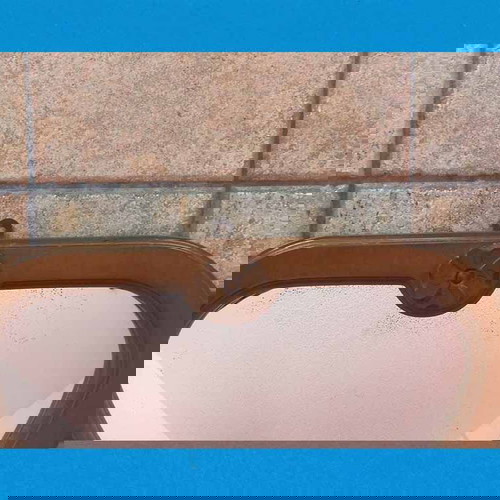 Ξύλινος καθρέφτης τοίχου με διακοσμητικό ρόδακα ξυλόγλυπτο μεταχειρισμένος 52x60 εκ.