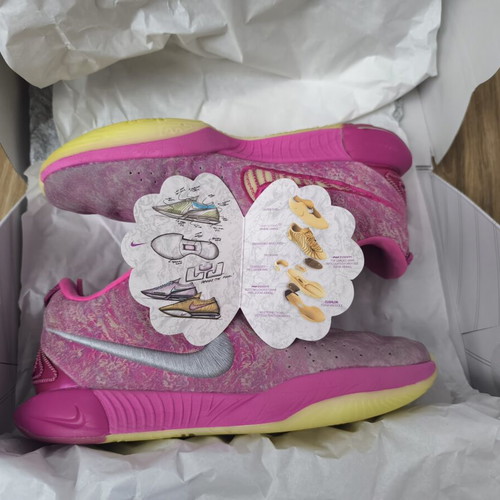 Nike LeBron 21 "The World Is Your Oyster" athletic shoes used, size 44.5, pink