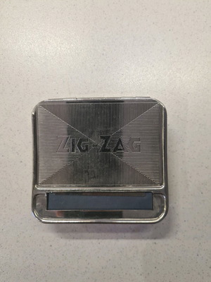 Zig Zag metal rolling tobacco case like new with 4 packs of Swan filters