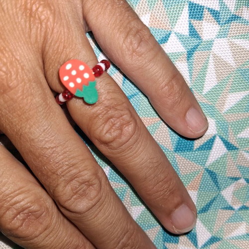 Elastic ring with beads and strawberry center