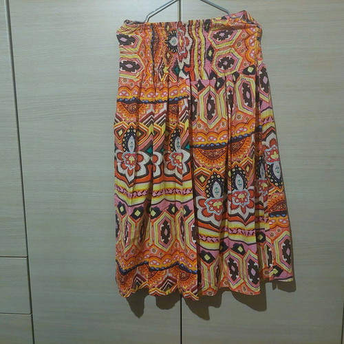 Vintage midi colorful skirt with rips like new, size Medium/Large