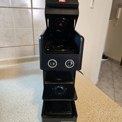 Illy Iperespresso Y3.3 Black coffee machine used, capsule compatible