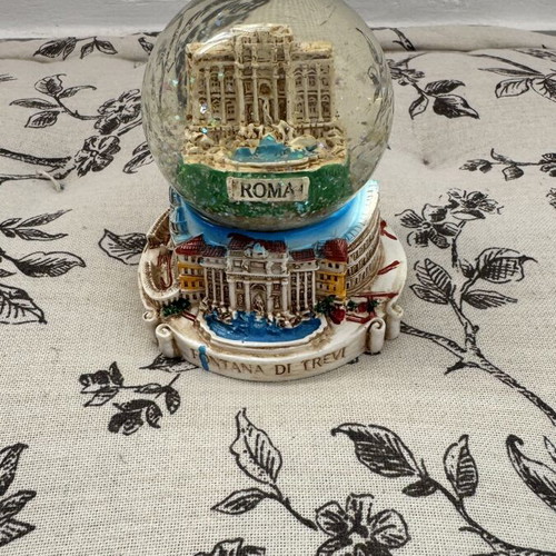 Snow Globe Rome like new, medium size souvenir