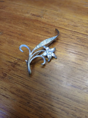 Faux Bijoux Flower Brooch with Rhinestones used, silver color