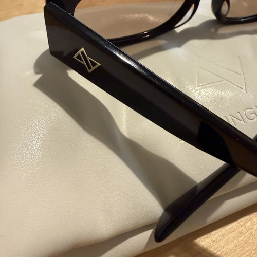 AV sunglasses Noemie black like new with case and box